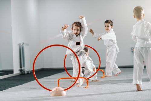 Des enfants pendant un entraînement de judo