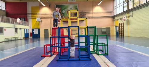 Des enfants sur une structure d’escalade QUADRO