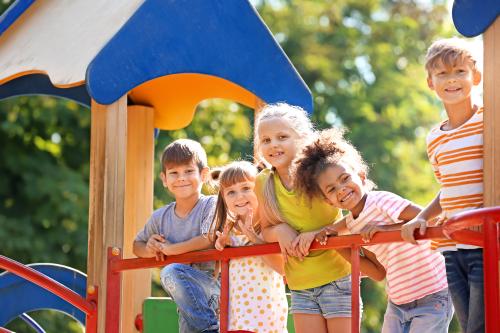 Des enfants sur une structure d’escalade