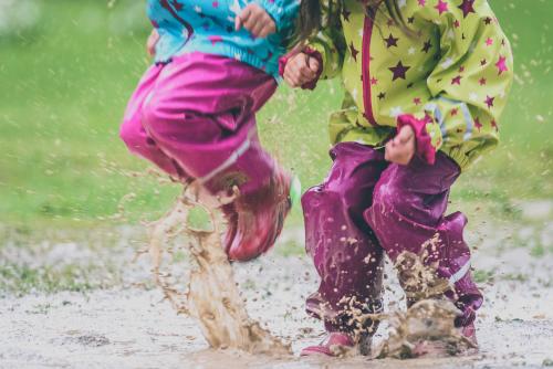 Kinderen springen in een plas