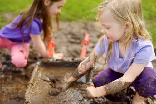 Petites filles jouant dans la boue