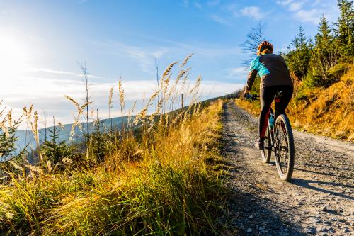 Frau beim Radfahren in den Bergen