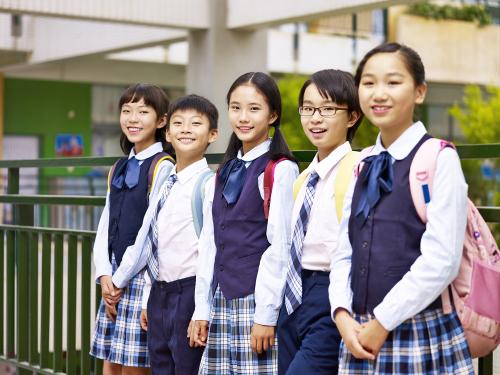 Mosolygó ázsiai diákok
