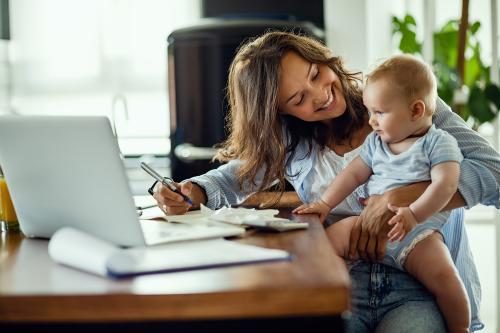 Mutter beim Multitasking