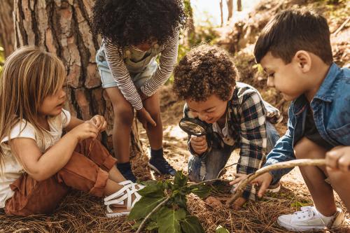 Enfants dans la nature