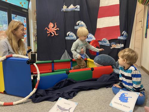 Peuterleidsters en kinderen in het QUADRO schip