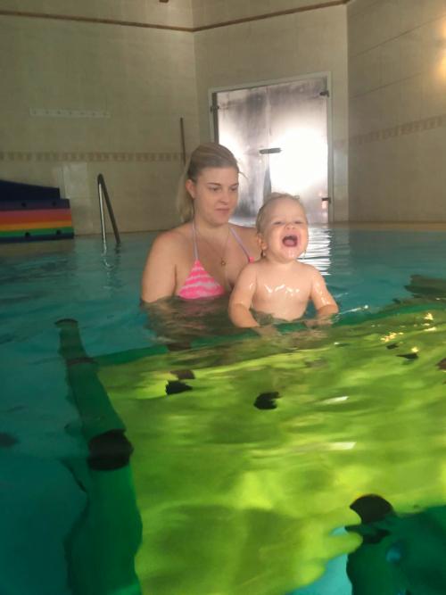 Mutter mit Kind im Wasser