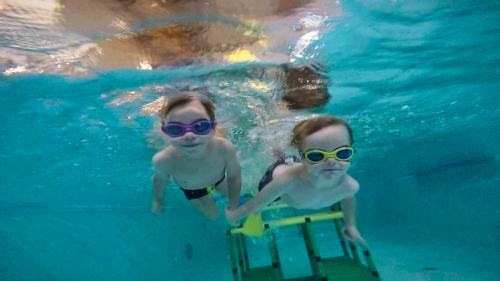 Deux enfants nageant sous l’eau