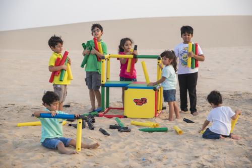 Des enfants construisent une structure QUADRO