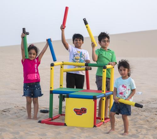 Dzieci budują konstrukcję QUADRO