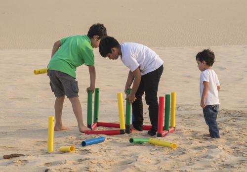 Des enfants construisent une structure QUADRO