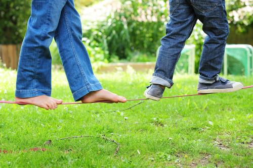 Kinder balancieren auf Slackline