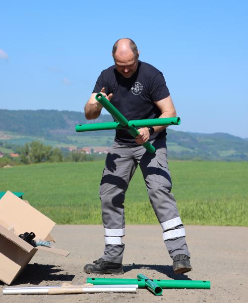 Mann beim Zusammenbau eines QUADRO Tunnels