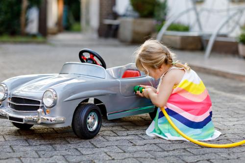 Dziewczynka „tankuje” samochód zabawkę