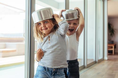 Kinderen met pannen als hoed