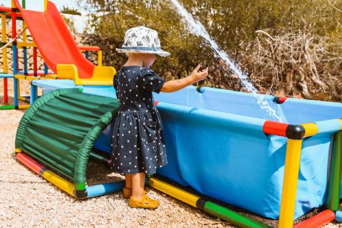 Petite fille près d’une piscine QUADRO