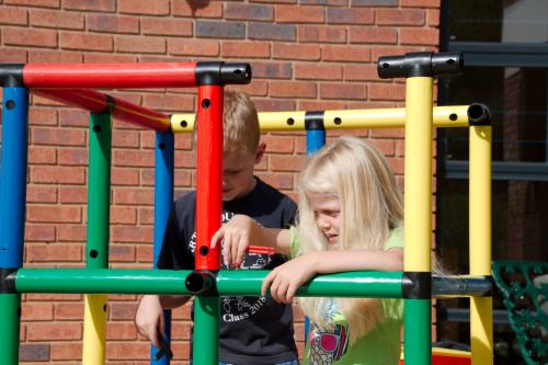 Children building with QUADRO