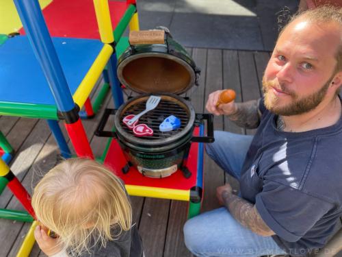 Vater und Sohn beim „Grillen“