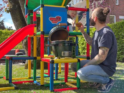 Vader met zoon aan het “barbecueën”