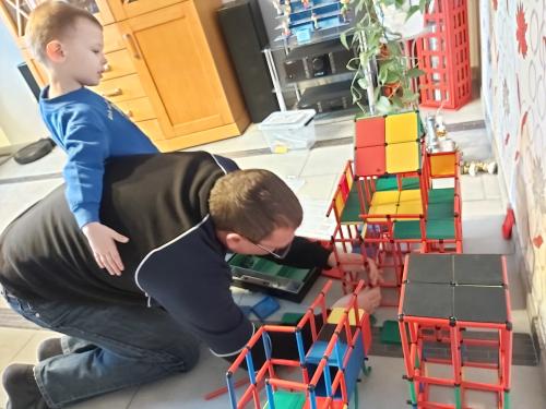 Le père et son fils assemblent une structure miniQUADRO