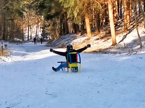 A QUADRO szánkóversenyző a célba érve