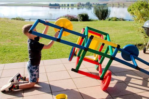 Kinderen bij de montage van QUADRO