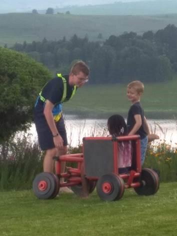 Un véhicule QUADRO au bord du lac