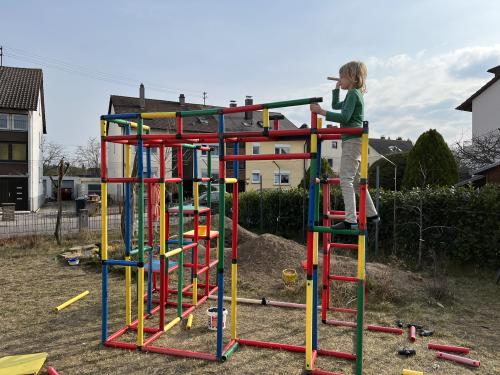 A child building with QUADRO