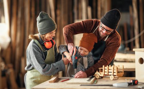 Eltern mit Kind beim Handwerken